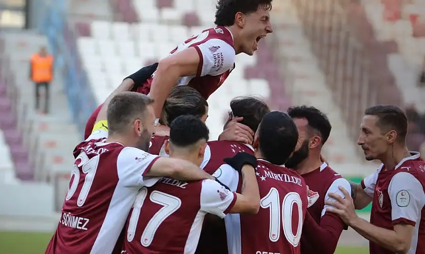 Sahada Diriliş, Tribünde İnanç